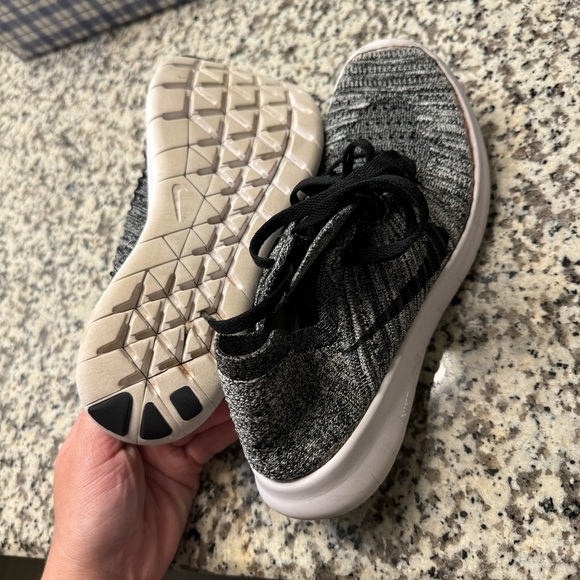 Nike flyknit shoes - Picture 2 of 3